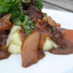 Simremad - Oksekød og rodfrugter i rødvinssauce med timian, og kartoffelmos