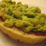 Peberfrugtbrød med tabasco og hjemmelavet guacamole